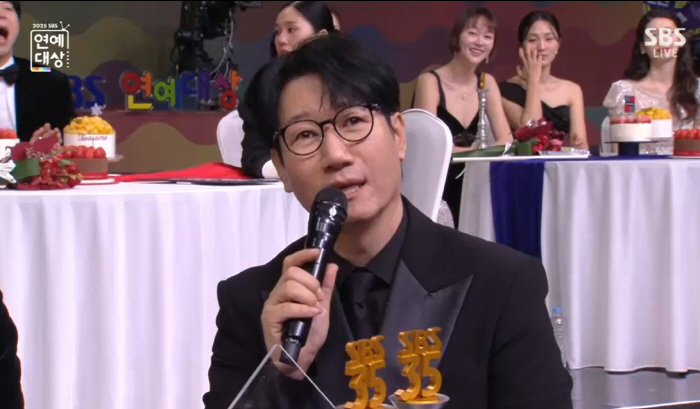 '대상 불발' 지석진, 모친상 아픔에도 예능 투혼…가발 쓰고 환하게 웃었…