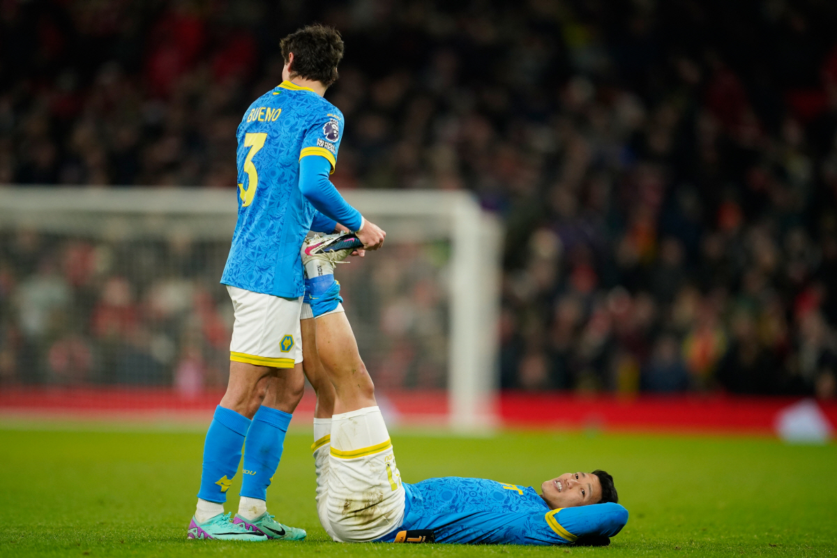 "아, 지독히 안풀리네" 황희찬, 무리한 드리블로 맨유전 선제실점 빌미 …