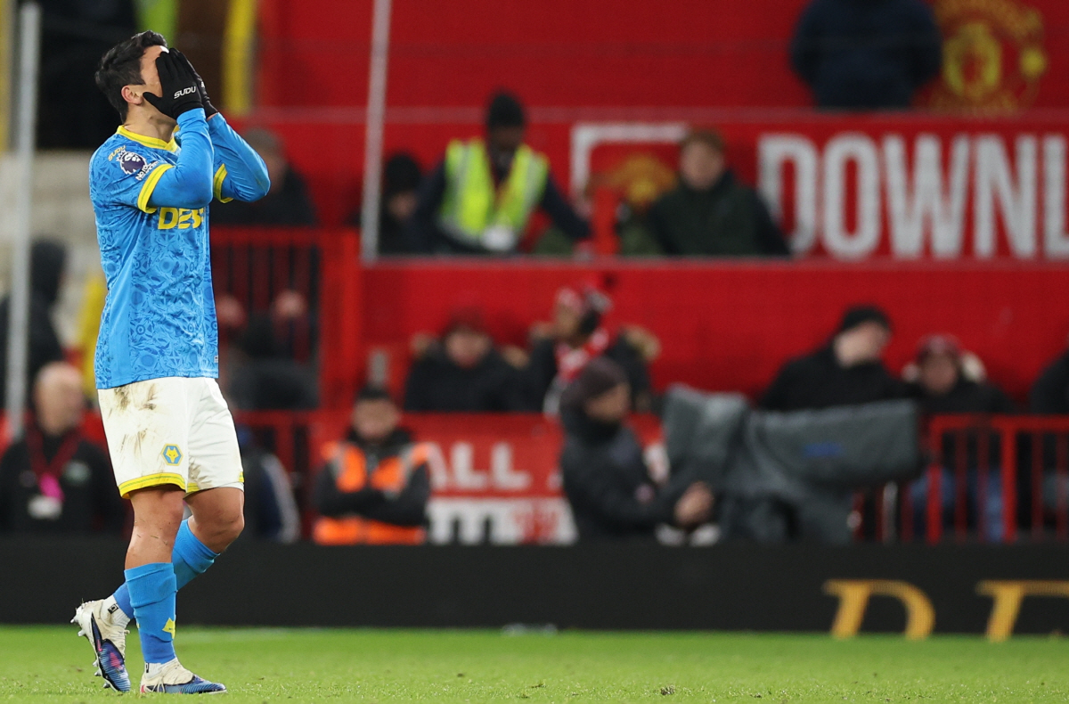 "아, 지독히 안풀리네" 황희찬, 무리한 드리블로 맨유전 선제실점 빌미 …