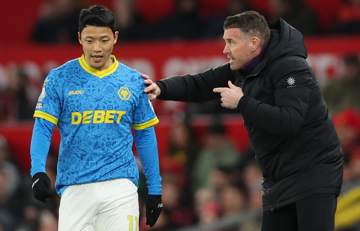 "아, 지독히 안풀리네" 황희찬, 무리한 드리블로 맨유전 선제실점 빌미 …