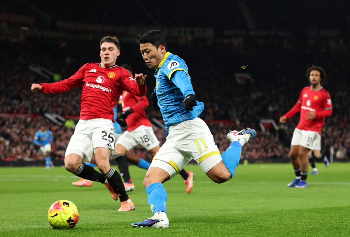 "아, 지독히 안풀리네" 황희찬, 무리한 드리블로 맨유전 선제실점 빌미 …