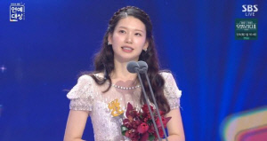 “뱃속에 2세가”… 김진경, ‘골때녀’ 최우수상→임신 깜짝 발표