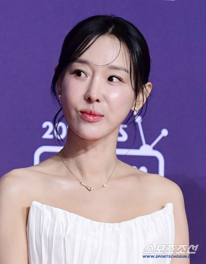 '산다라박 아냐?' 인중 축소술 받은 이지혜, 산다라처럼 변한 동안 미모 자랑 [2025 SBS연예대상]