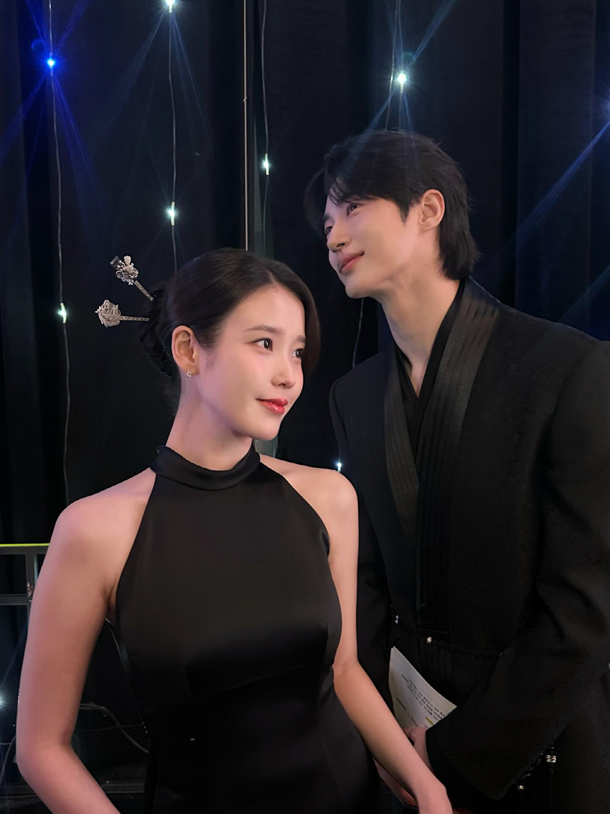 아이유·변우석, 대기실 투샷만으로 꿀케미 완성…눈맞춤에 팬들 “현실판 대…