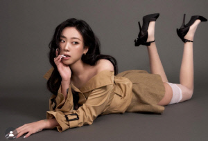 이영지, 뼈말라 그 자체...연말 사진 한 컷에 난리