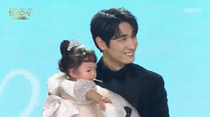 '예비 아빠' 윤박, 딸 품에 안고 쩔쩔 