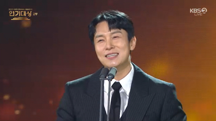 김동완 "난 생활형 중년 배우, 점점 섭외 없어지더라" 조연상 수상에 눈…