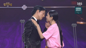 장기용♥안은진, '베커상' 무대서 키스 직전까지…