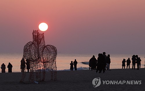 "추위 속 새해 소망 안고"…전국 관광 명소마다 `인산인해`