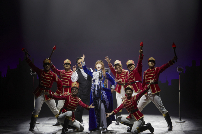 리사, 뮤지컬 '크리스마스 캐럴' 공연 성료…과거·현재·미래 잇는 1人3역 도전 '확장된 연기 스펙트럼' [고재완의 컬처&]