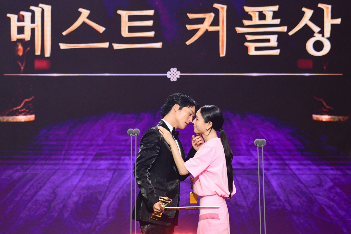 [SC초점] "모두의 축제"vs"상 나눠주기"..SBS 연기대상, 수상자…