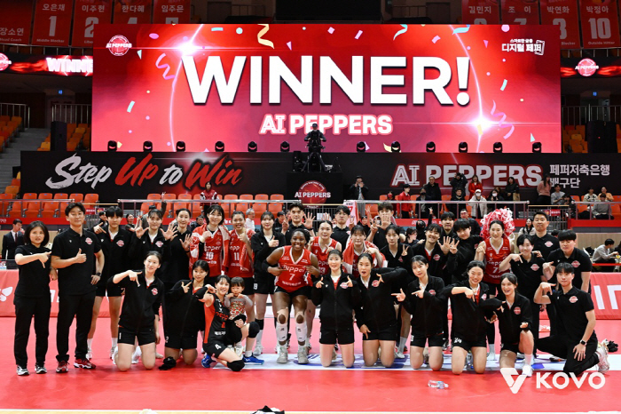 "감독님 힘내세요" 9연패 끊고 폭풍 눈물에 박차고 나갔다, 반격 시작?