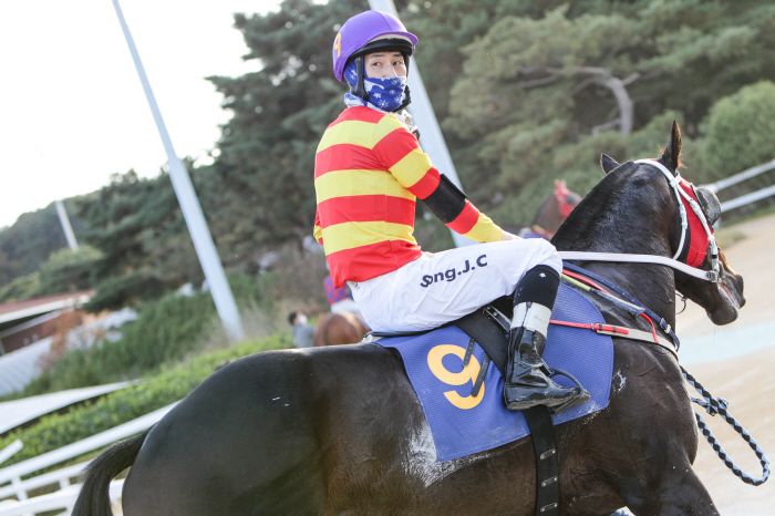 [경마]2026년 병오년 붉은 말의 해, 다시 달릴 말띠 조교사와 기수를 만나다