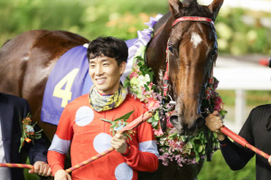 [경마]연말 서울경마 빛낸 쌍경사… 정정희 기수 200승·박윤규 조교사 400승 달성