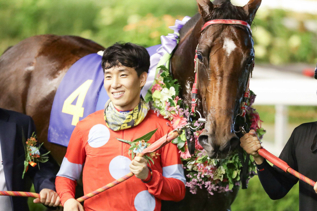 [경마]연말 서울경마 빛낸 쌍경사… 정정희 기수 200승·박윤규 조교사 …