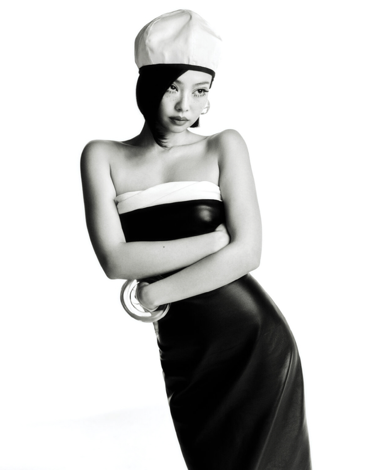 제니 아닌 줄..파격 숏컷 스타일에 완전히 다른 사람 됐네