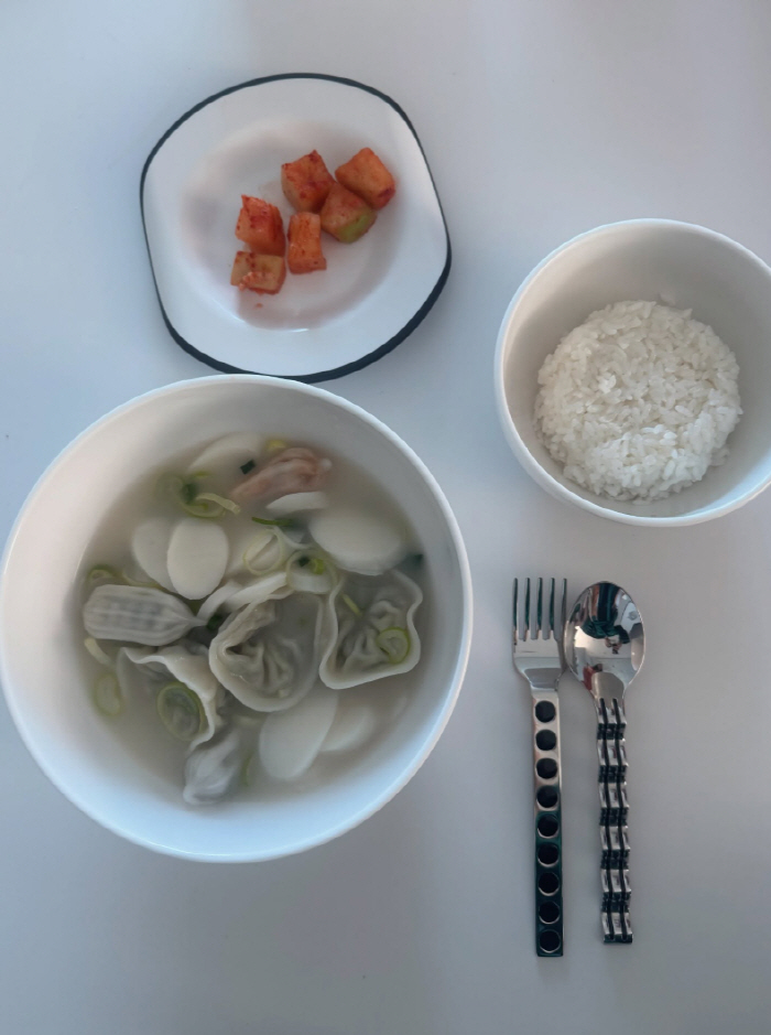 변요한♥티파니, 새해 첫날 데이트 딱 걸렸다..숟가락에 비친 '두 사람'…