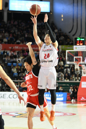 특급 신예 문유현과 오브라이언트 앞세운 정관장, 서울 SK 꺾고 잠실학생체육관 원정 8연패 끊어냈다