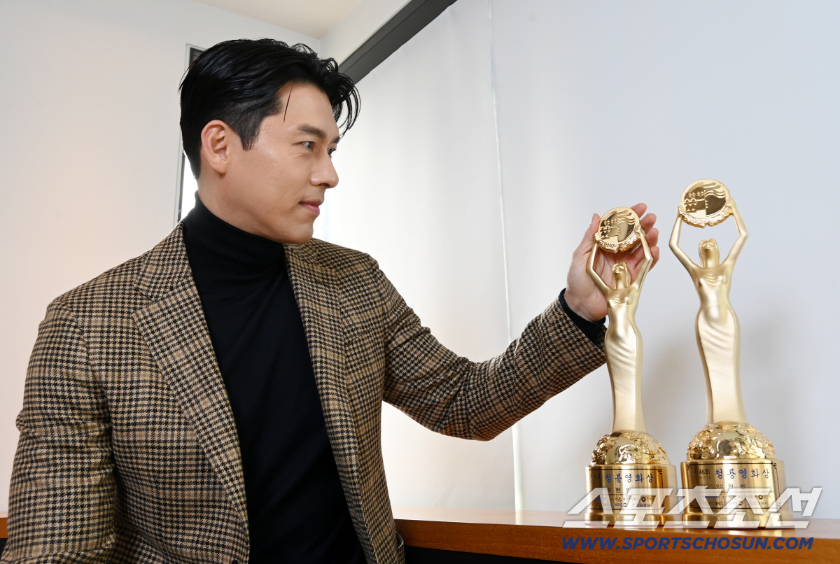 [단독] "♥예진 씨보다 상 더 받고 싶었냐고요?"…현빈이 마주한 '청룡…