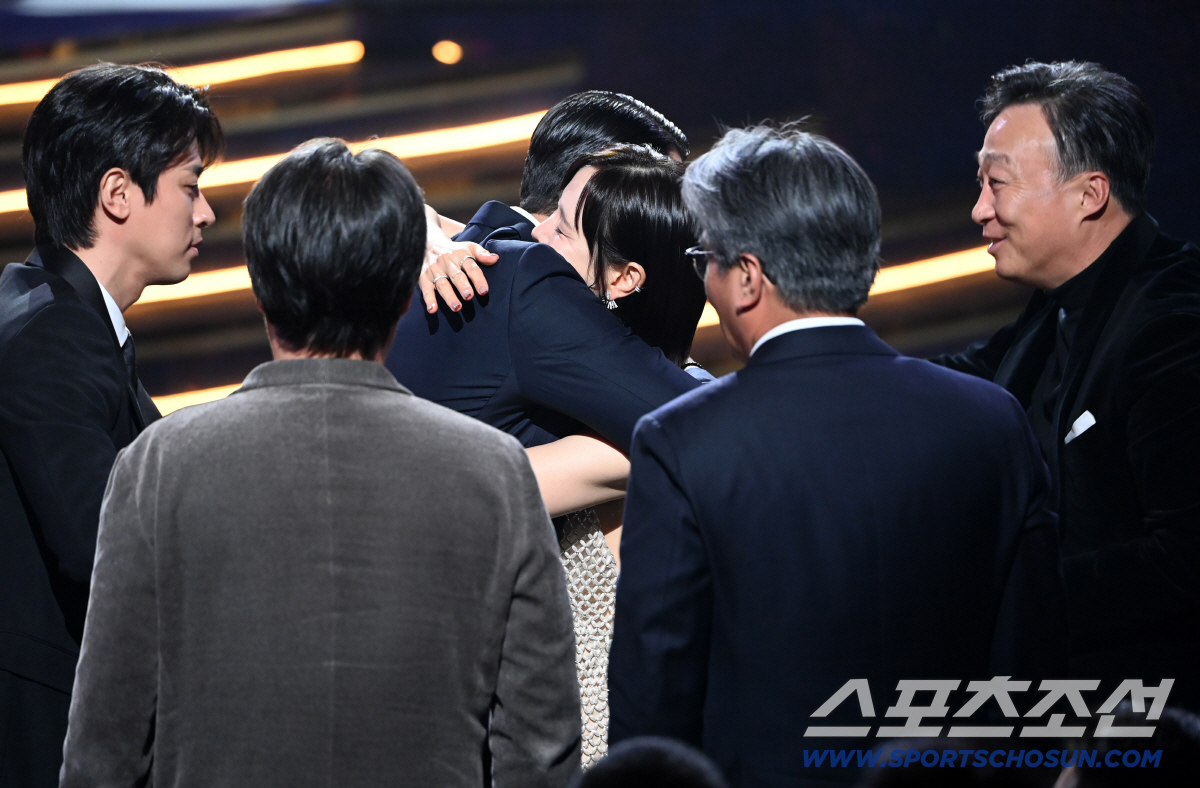 [단독] "♥예진 씨보다 상 더 받고 싶었냐고요?"…현빈이 마주한 '청룡…