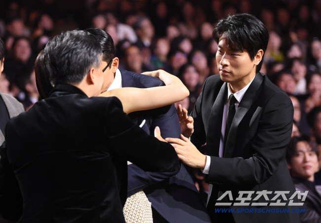 [단독] "♥예진 씨보다 상 더 받고 싶었냐고요?"…현빈이 마주한 '청룡…