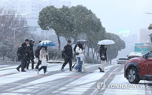 제주 새해 첫 출근길 꽁꽁…눈길 교통사고, 항공편 결항 잇따라