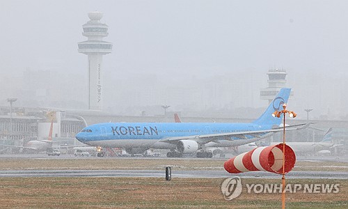 (제주=연합뉴스) 박지호 기자 = 제주도에 대설과 강풍, 풍랑특보가 내려진 2일 오전 제주국제공항 활주로에 눈보라가 치고 있다. 2026.1.2 jihopark@yna.co.kr