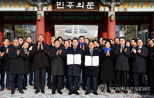 (광주=연합뉴스) 정다움 기자 = 2일 오전 광주 북구 운정동 국립 5·18 민주묘지에서 강기정 광주시장·김영록 전남지사가 광주·전남 행정통합 선언문을 발표한 뒤 기념사진을 찍고 있다. 2026.1.2 daum@yna.co.kr