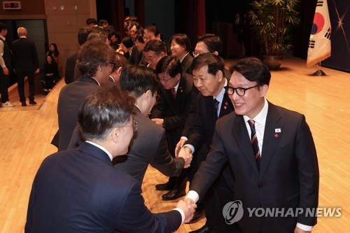 (세종=연합뉴스) 김주성 기자 = 김민석 국무총리가 2일 정부세종청사 대강당에서 열린 2026년 정부 시무식에서 직원들과 신년 인사를 하고 있다. 2026.1.2 utzza@yna.co.kr
