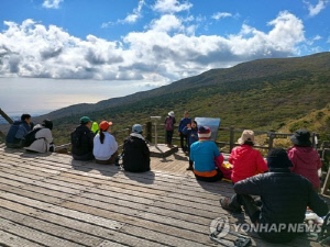 한라산 탐방 프로그램 확대…시니어 '은빛소풍' 등 3개 추가