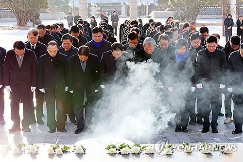 (광주=연합뉴스) 정다움 기자 = 2일 오전 광주 북구 운정동 국립 5·18 민주묘지에서 강기정 광주시장·김영록 전남지사가 참배하고 있다. 2026.1.2 daum@yna.co.kr