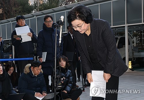 (서울=연합뉴스) 서명곤 기자 = 이혜훈 기획예산처 장관 후보자가 30일 오전 서울 중구 예금보험공사에 마련된 인사청문회 준비 사무실로 출근하며 "내란은 민주주의를 파괴하는 불법적 행위"라며 "그러나 당시에는 내가 실체를 제대로 파악하지 못했다"며 사과하고 있다. 2025.12.30 seephoto@yna.co.kr