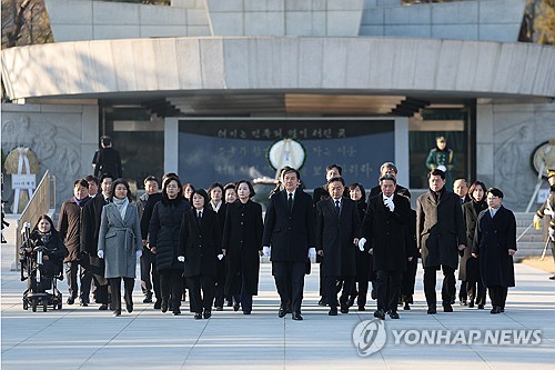 '현충원 참배' 조국 "정치개혁 이루고 제7공화국 문 열겠다"
