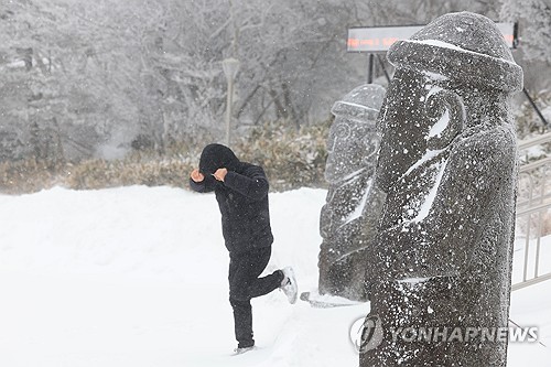제주 새해 첫 출근길 꽁꽁…눈길 교통사고, 항공편 결항 잇따라