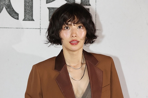 나나, 자택 침입 강도에게 역고소 당해…고소인 조사 마쳐(종합)