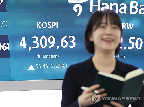 '붉은말의 해' 첫날 4,300 신기록 달성한 코스피…삼성전자 질주