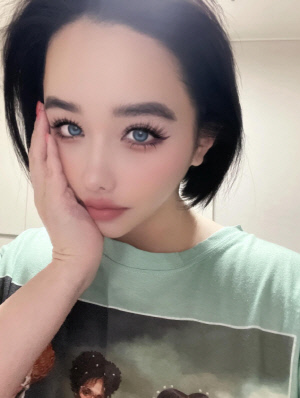 '치료 절실' 박봄, 또 왕눈이 셀카 투척…논란 속 새해 인사