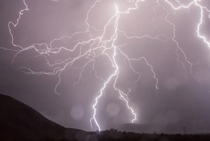 "위대한 인물, 번개에 쓰러질 것"…노스트라다무스, 2026년 '4가지 …