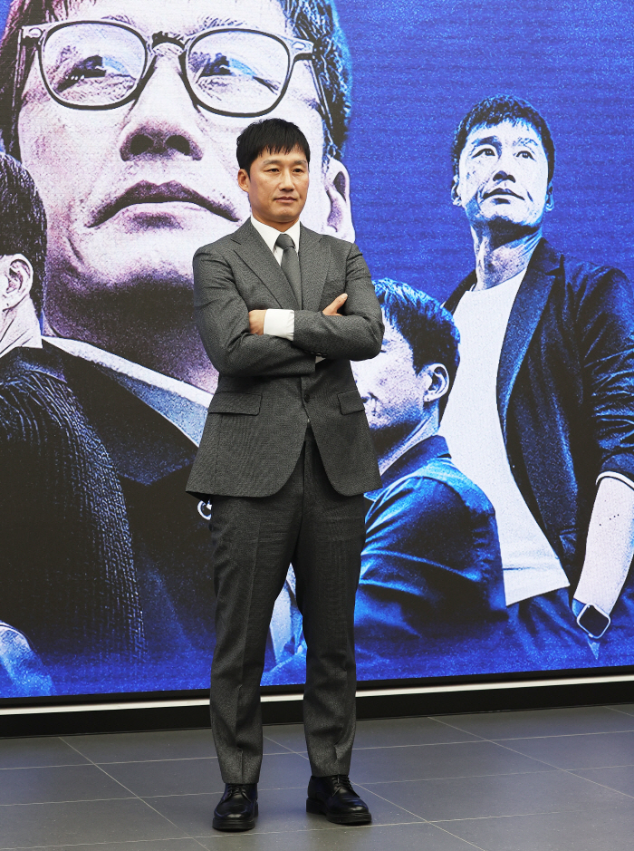 이제는 '주류'가 된 '흙수저 신화' 이정효 감독이 '비주류'에게 전하는 메시지 "버티십시오"