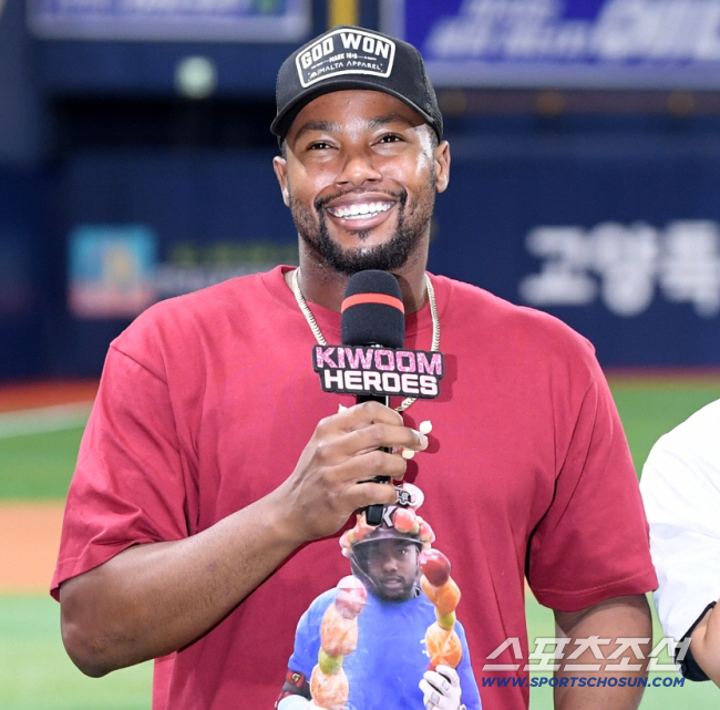 '1억4천만 주셔도 전 좋아요' 감독, 단장도 안뽑혔었는데...'흥부자' 외인은 왜 고래 사진을 올렸을까