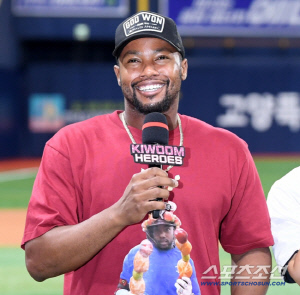 '1억4천만 주셔도 전 좋아요' 감독, 단장도 안뽑혔었는데...'흥부자' 외인은 왜 고래 사진을 올렸을까