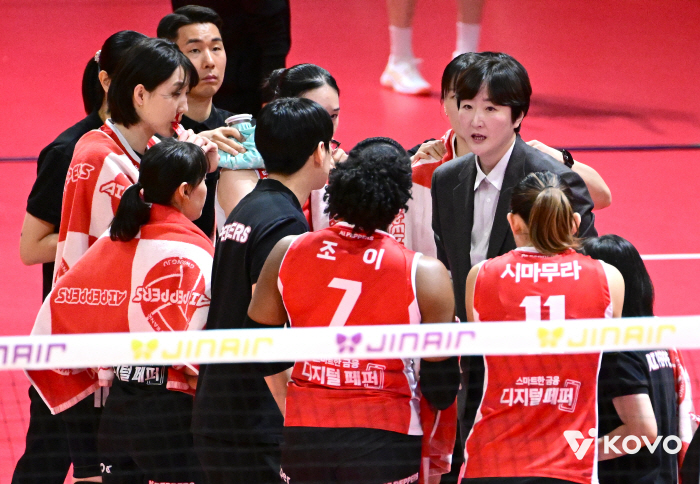 눈물의 9연패 탈출, 하루 천하였나...IBK, 갈 길 바쁜 페퍼에 다시 패배 악몽 선사 [광주 현장]