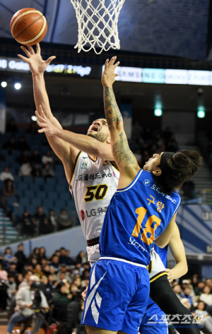 '아셈 마레이 더블더블' 창원 LG 20승 선점…'6연패' 서울 삼성 80-62 격파