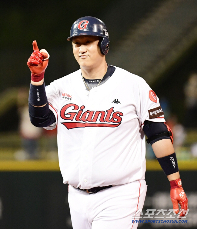 TV 밖으로 나온 이대호, 중신 인스트럭터 취임…그가 보여줄 지도력은