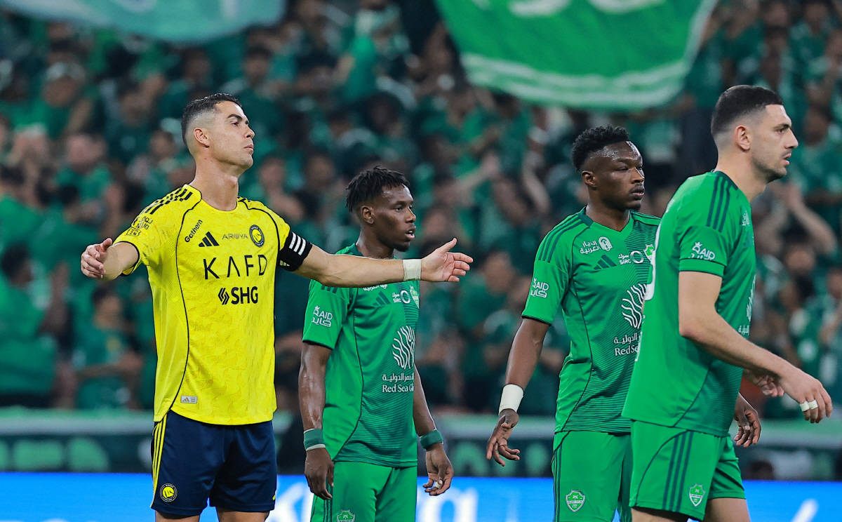 "잘 하는 짓이다" 주장 맞아? 호날두, 동료 난투극 유유자적 '관전'……