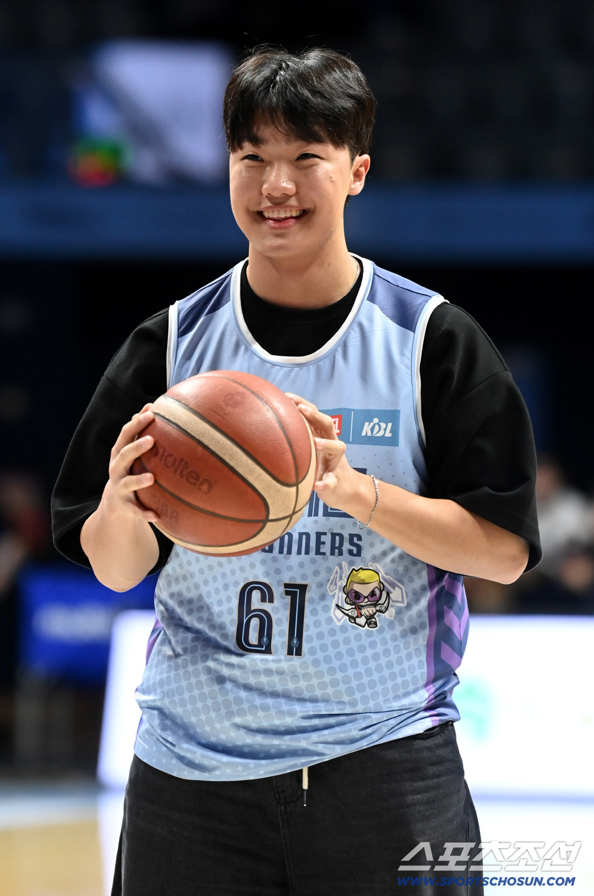 '마운드가 그립네요' 정우주, 농구 시투 3연속 실패…애교로 '위기 탈출…