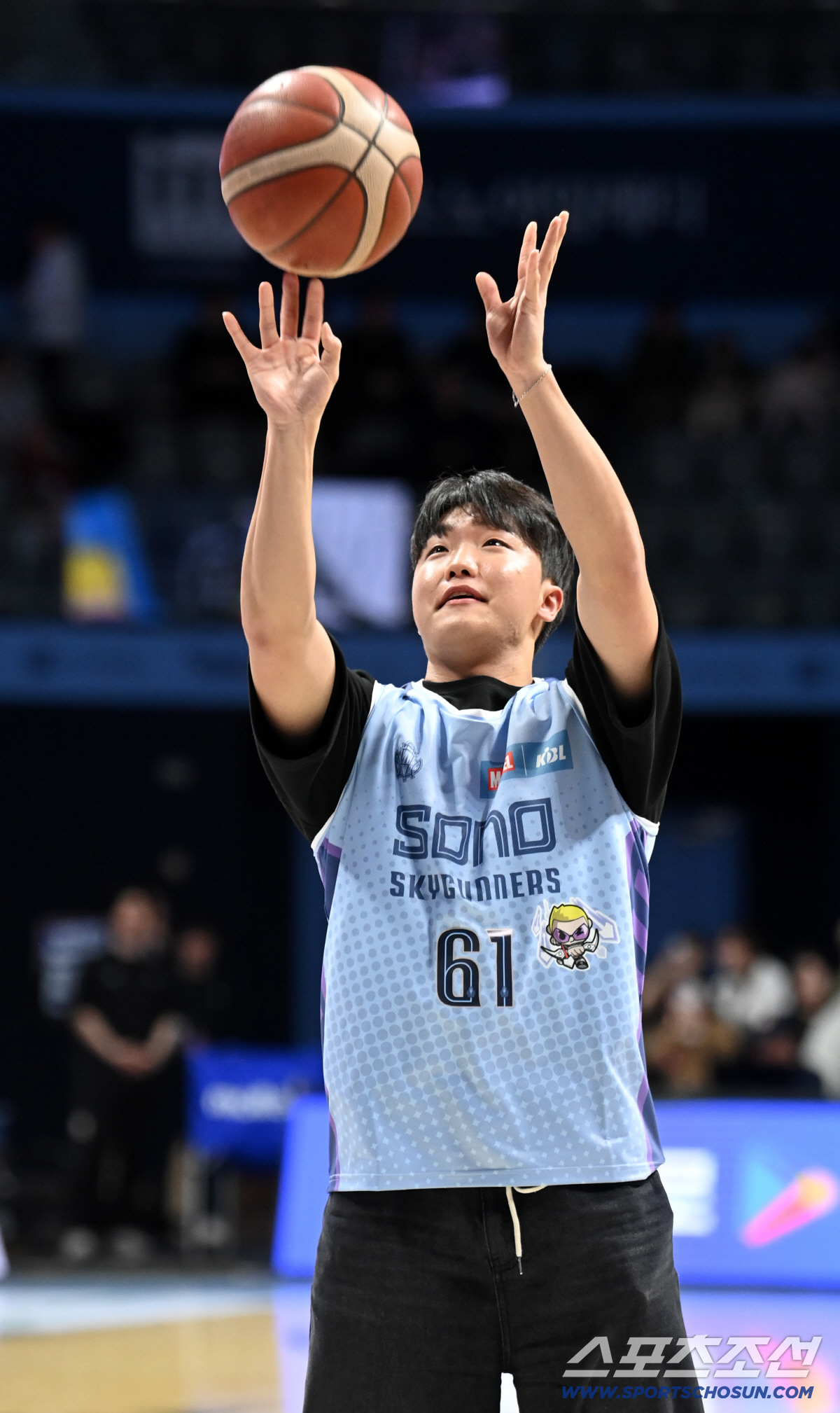 '마운드가 그립네요' 정우주, 농구 시투 3연속 실패…애교로 '위기 탈출…