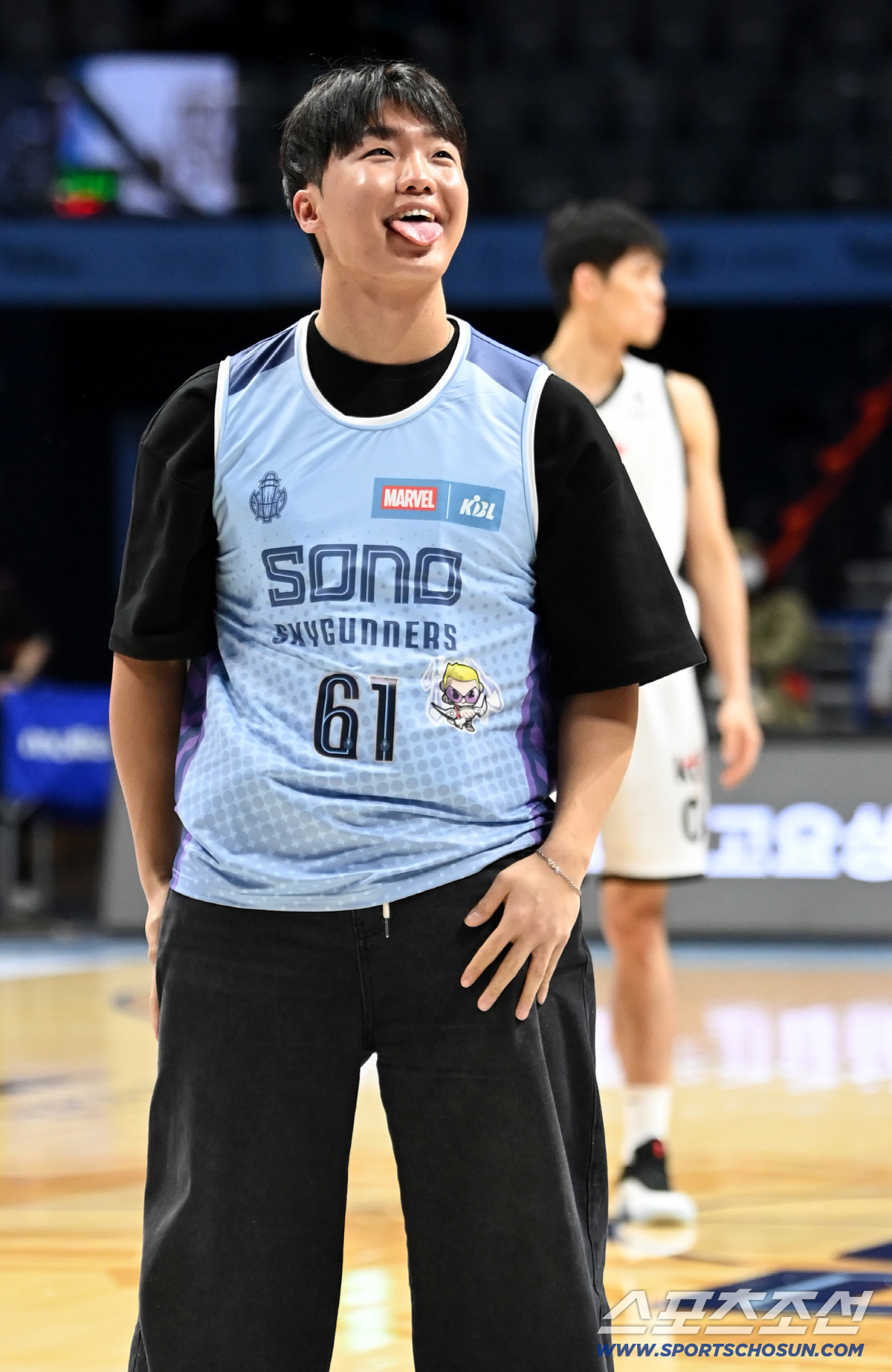 '마운드가 그립네요' 정우주, 농구 시투 3연속 실패…애교로 '위기 탈출…