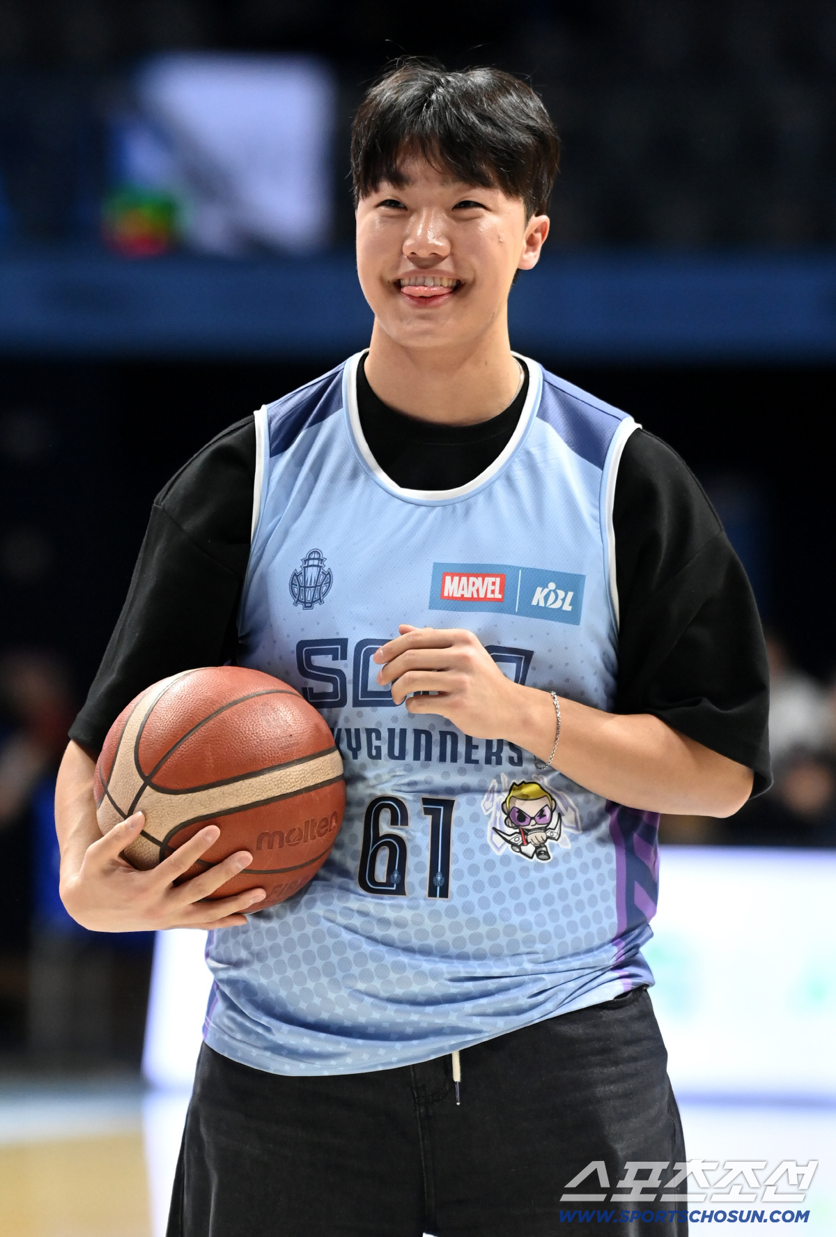 '마운드가 그립네요' 정우주, 농구 시투 3연속 실패…애교로 '위기 탈출…