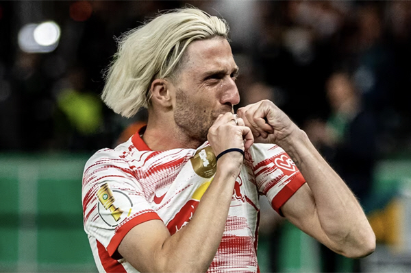 어느 리빙레전드의 '슬픈 작별', 친형 잃고 부친 위독 "가족에 집중"……